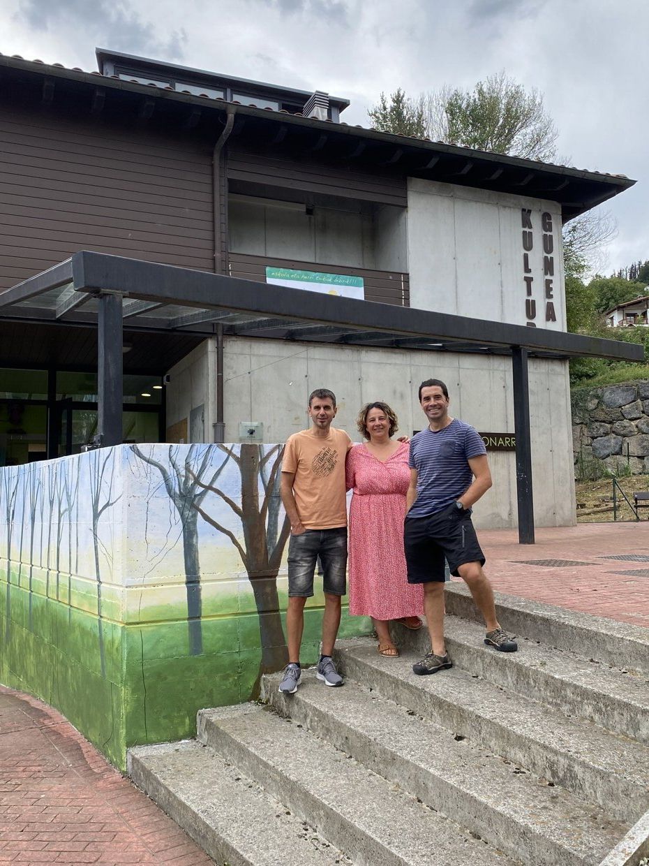 Koldo Rabadan zuzendaria Jaione Ucin eta Iñaki Alcalde gurasoekin.