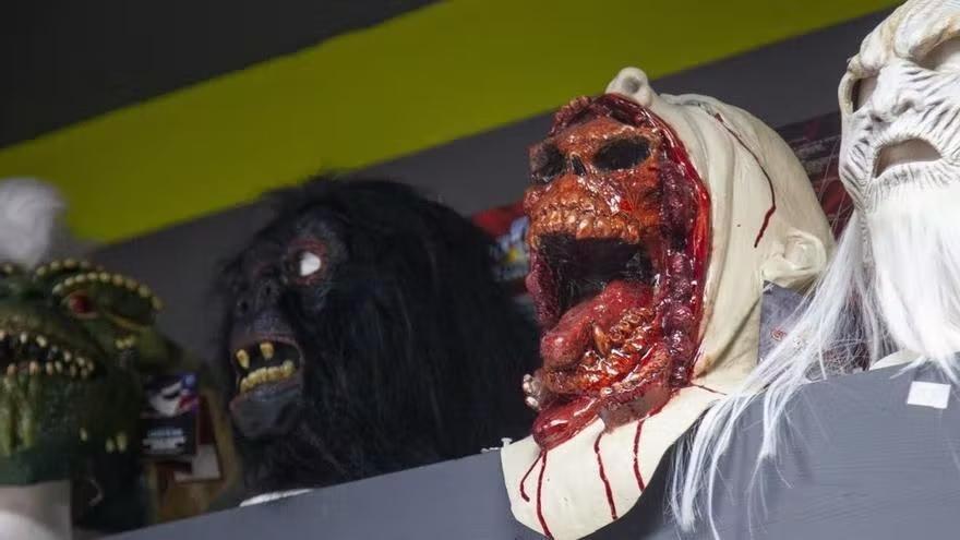 Terroríficas máscaras preparadas para una fiesta de Halloween.