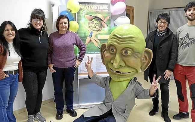 Presentación ayer de los Arastusteak con Txapel Txin. | FOTO: A.D.