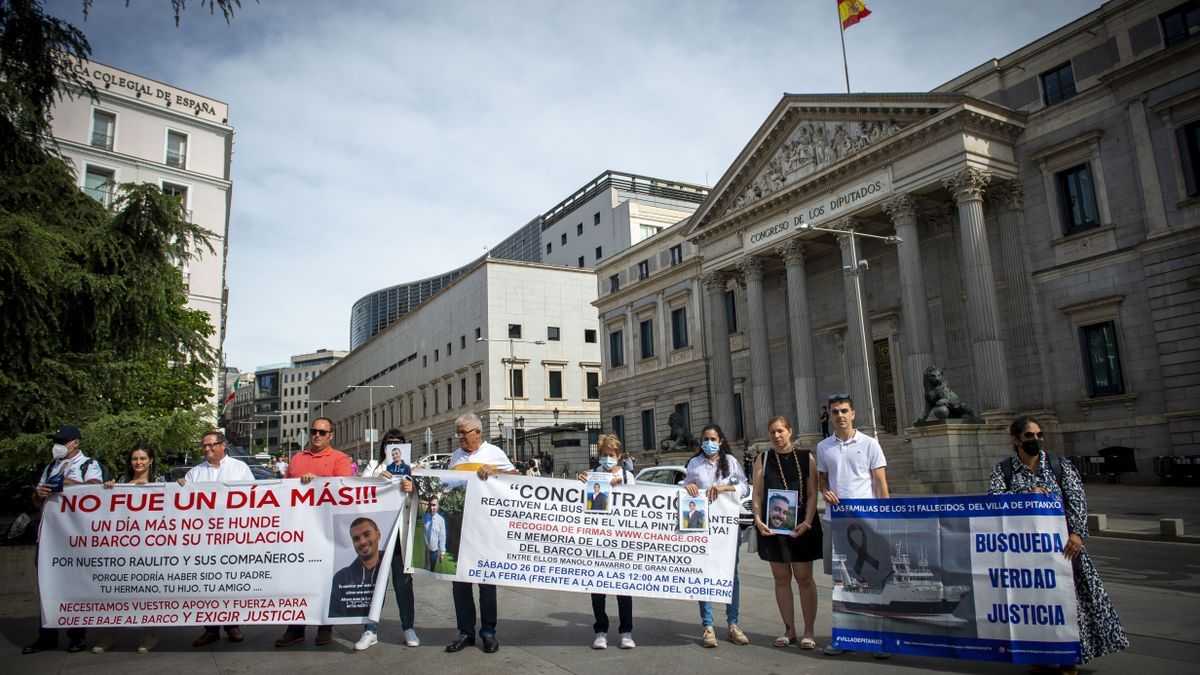 Los familiares de las víctimas del Villa de Pitanxo, ante el Congreso.