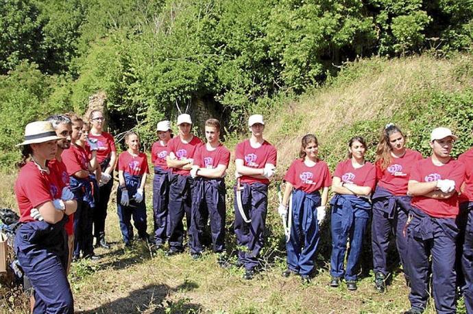 Grupo de jóvenes en el campo de Villamardones.