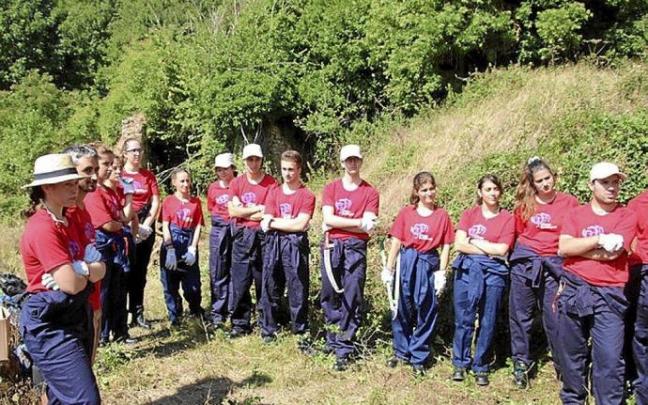 Grupo de jóvenes en el campo de Villamardones.