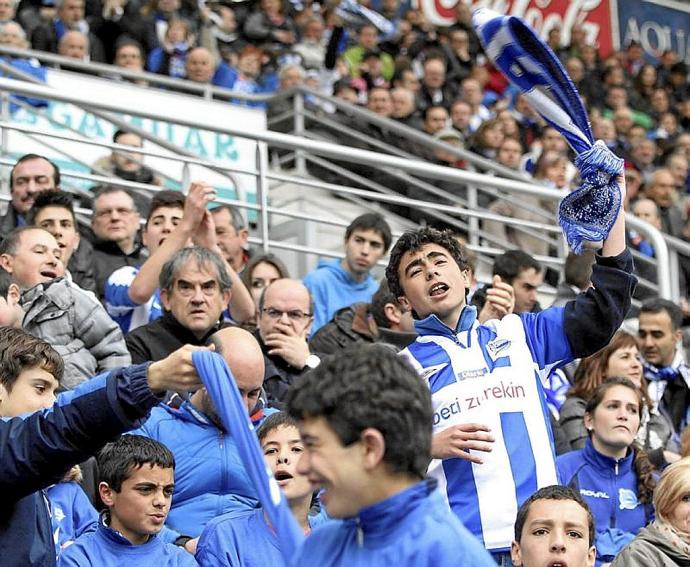 Aficionados albiazules siguen el desarrollo de un duelo. Foto: J. Chavarri