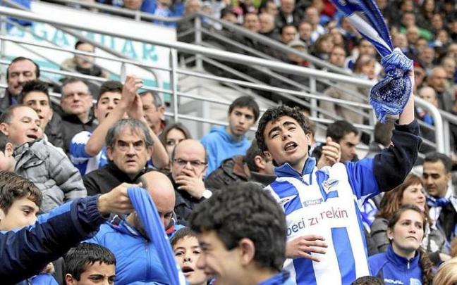 Aficionados albiazules siguen el desarrollo de un duelo. Foto: J. Chavarri