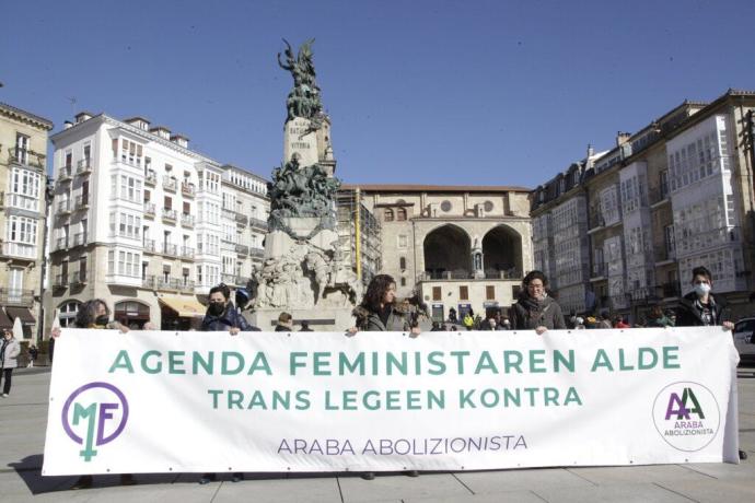 Concentración en favor de la agenda feminista y contra las leyes trans convocada por Araba Abolizionista.