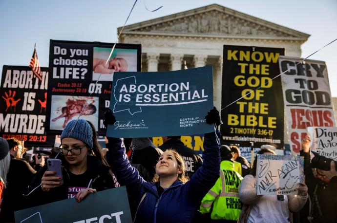 Manifestantes a favor y en contra del aborto, ante el Supremo de EE UU.