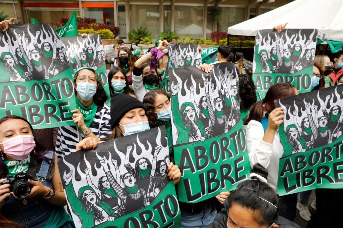 Manifestantes se reúnen para esperar la decisión sobre la despenalización del aborto en Colombia.