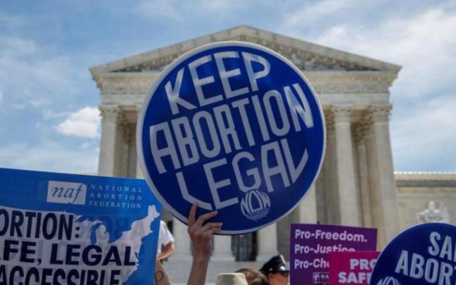 Varias personas se manifiesta a favor de una ley en defensa de la irrupción voluntaria del embarazo, EEUU.