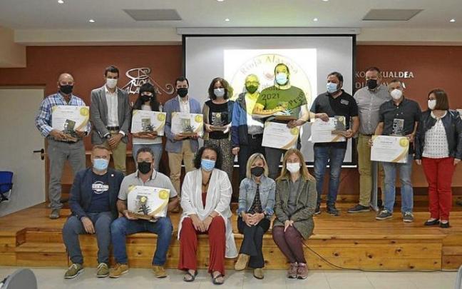 Foto de familia de los premiados.