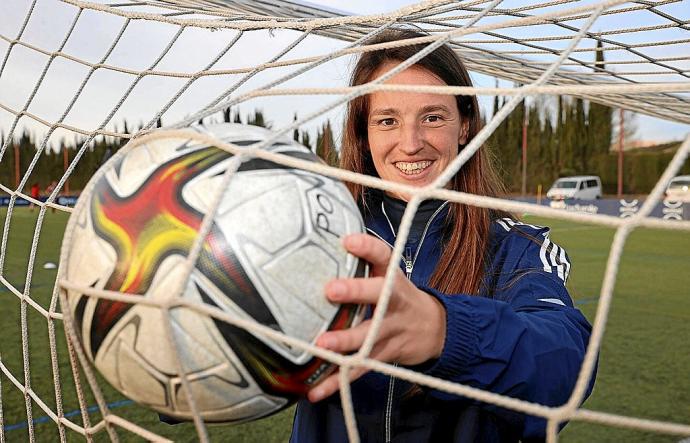 Mar Torras, con el balón en una portería.