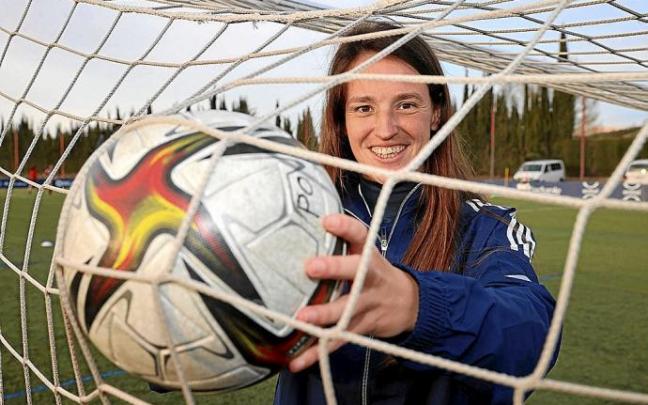 Mar Torras, con el balón en una portería. Mar Torras, con el balón en una portería.
