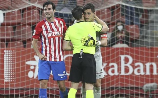 El árbitro Prieto Iglesias abraza a Diego Mariño tras la derrota del Sporting en la última jornada de Segunda.