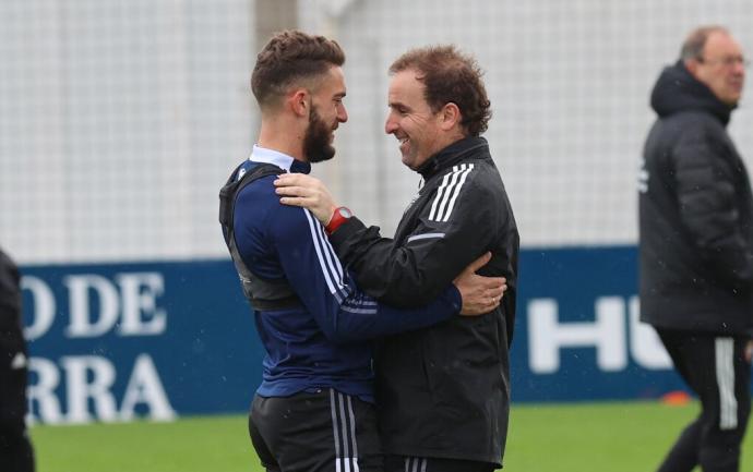 Abrazo entre Roberto Torres y Jagoba Arrasate antes del entrenamiento.