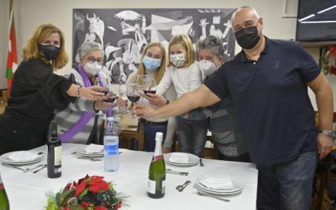Amaia Olaizola, María Jesús Erezuma, sus 'nietas' Anya e Izaro, Idoia Olaizola y su cuñado, Jon Ereñozaga, brindan en el txoko Bake Leku de Gernika.