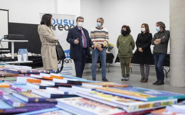 El alcalde Aburto, durante su visita al centro.