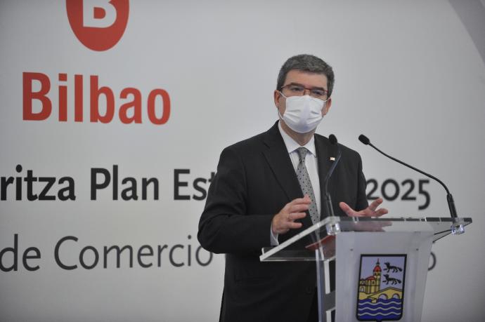 El alcalde de Bilbao Juan Mari Aburto en la presentación este lunes del Plan Estratégico de Comercio de Bilbao