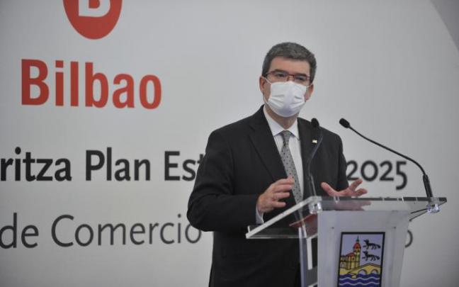 El alcalde de Bilbao Juan Mari Aburto en la presentación este lunes del Plan Estratégico de Comercio de Bilbao