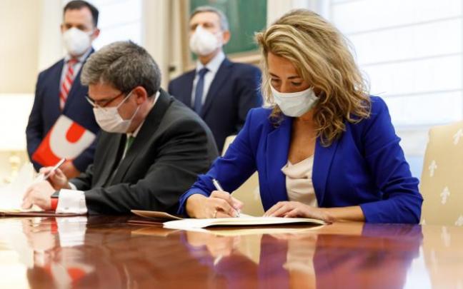Aburto sella en Madrid el convenio que asegura la financiación para el soterramiento de Zorrotza. Aburto sella en Madrid el convenio que asegura la financiación para el soterramiento de Zorrotza.