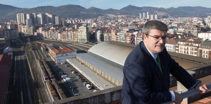 Aburto, con la estación de Abando a sus espaldas, asegura que las obras en Bilbao arrancarán antes de abrir la estación provisional.