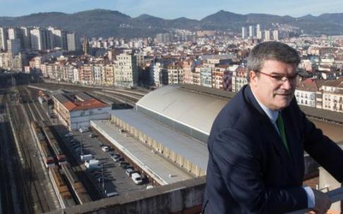 Aburto, con la estación de Abando a sus espaldas, asegura que las obras en Bilbao arrancarán antes de abrir la estación provisional. Aburto, con la estación de Abando a sus espaldas, asegura que las obras en Bilbao arrancarán antes de abrir la estación provisional.