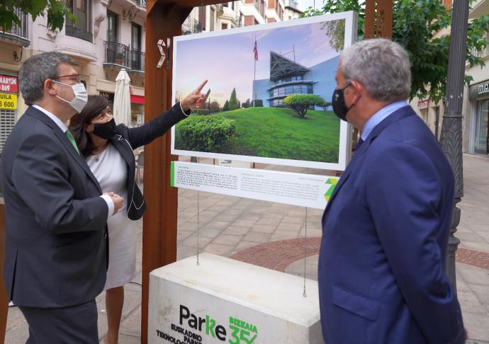 Aburto ha participado en la inauguración de una exposición con motivo de los 35 años del Parque Científico y Tecnológico de Bizk