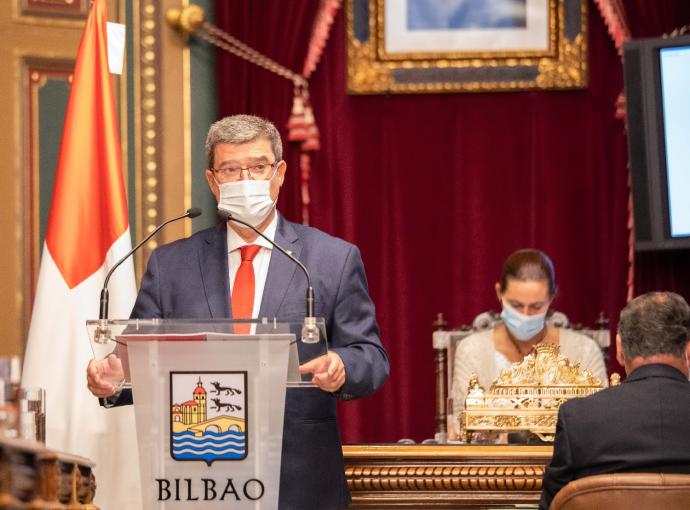 El alcalde de Bilbao, Juan Mari Aburto, durante el pleno de este martes