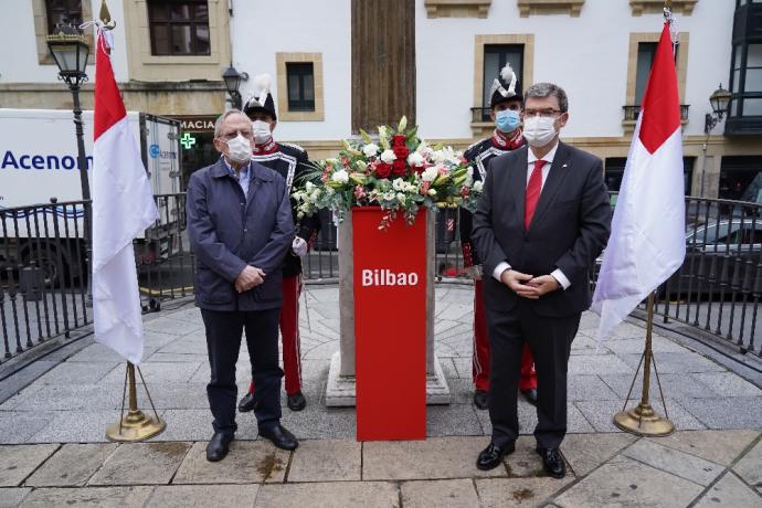 El alcalde de Bilbao, Juan María Aburto, en el homenaje a Miguel de Unamuno.