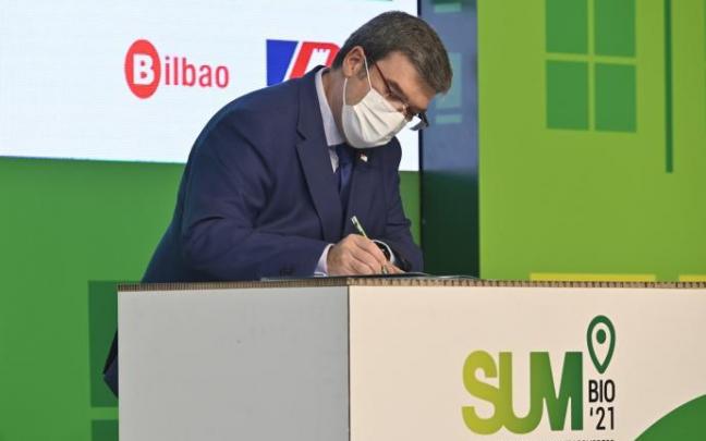 El alcalde de Bilbao, Juan Mari Aburto, firma el documento.