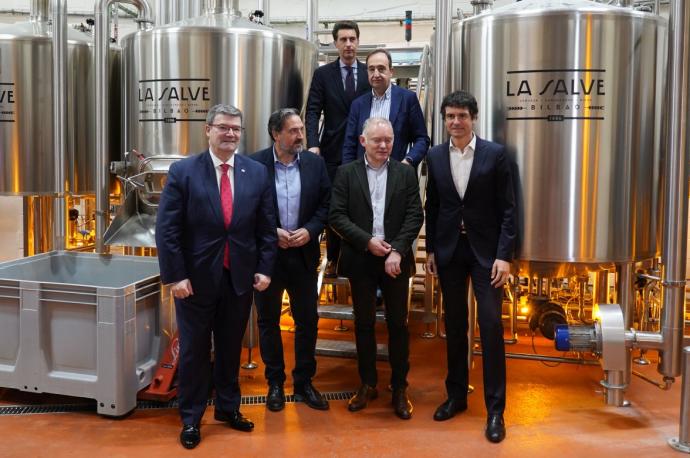 Aburto ha visitado este lunes, junto a Unai Rementeria, la fábrica de cervezas La Salve, en su cuarto aniversario