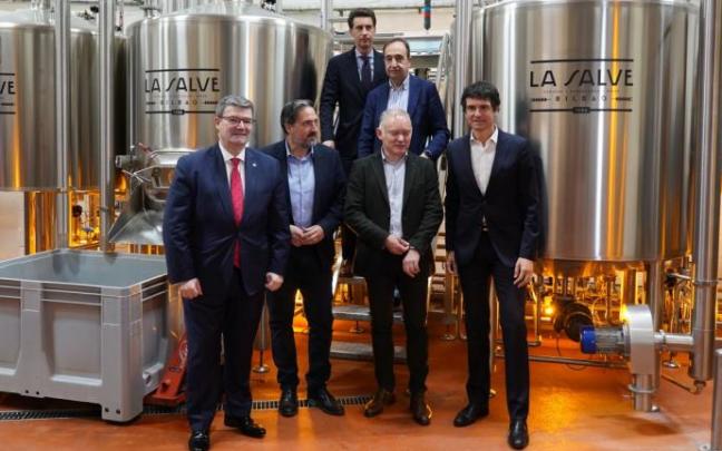 Aburto ha visitado este lunes, junto a Unai Rementeria, la fábrica de cervezas La Salve, en su cuarto aniversario