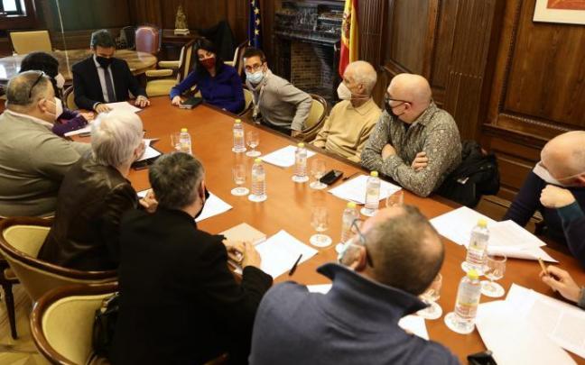 Reunión de representantes de Unidas Podemos con víctimas de abusos sexuales de la Iglesia católica.