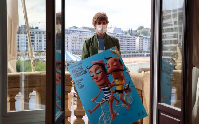 Jon Insausti sujeta el programa de Abuztua Donostia, que sustituye a los actos de Semana Grande suspendidos por la pandemia Jon Insausti sujeta el programa de Abuztua Donostia, que sustituye a los actos de Semana Grande suspendidos por la pandemia