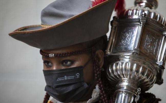 Farmata Watt Aby, con el traje de macera y la maza con la que encabezó la comitiva el Día de Navarra.