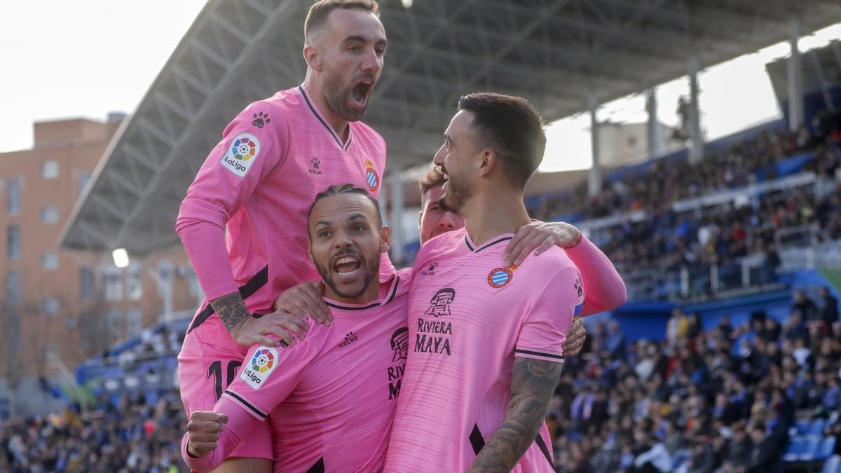 Los jugadores del Espanyol celebran el gol de Joselu.