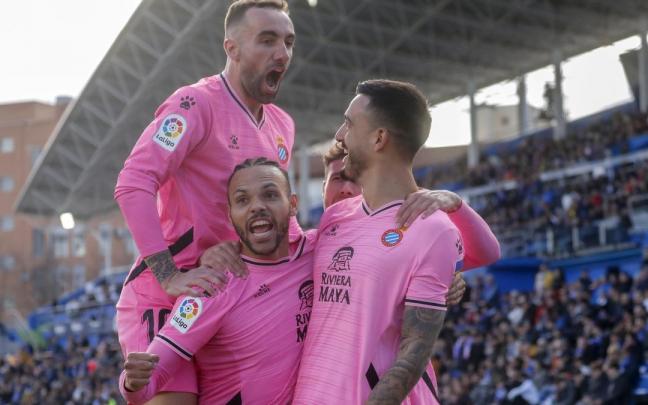 Los jugadores del Espanyol celebran el gol de Joselu. Los jugadores del Espanyol celebran el gol de Joselu.