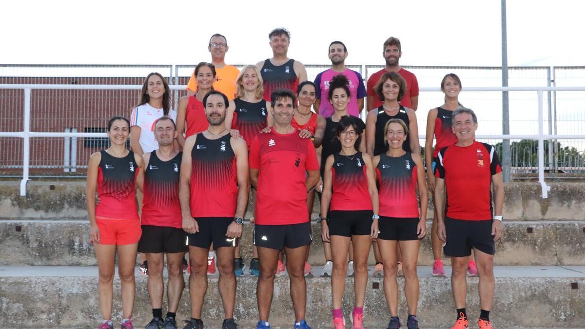 Atletas del Riber-Run posan antes de uno de sus entrenamientos en las gradas del estadio Nelson Mandela de Tudela.