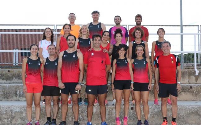 Atletas del Riber-Run posan antes de uno de sus entrenamientos en las gradas del estadio Nelson Mandela de Tudela.