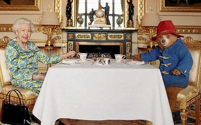 Tomando el té durante el Jubileo de Platino junto al oso Paddington, el personaje ficticio creado por Michael Bond. Tomando el té durante el Jubileo de Platino junto al oso Paddington, el personaje ficticio creado por Michael Bond.