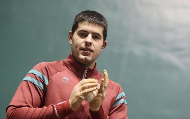 Xabier Tolosa posa con una pelota en las manos en el frontón Astelena de Eibar. Xabier Tolosa posa con una pelota en las manos en el frontón Astelena de Eibar.