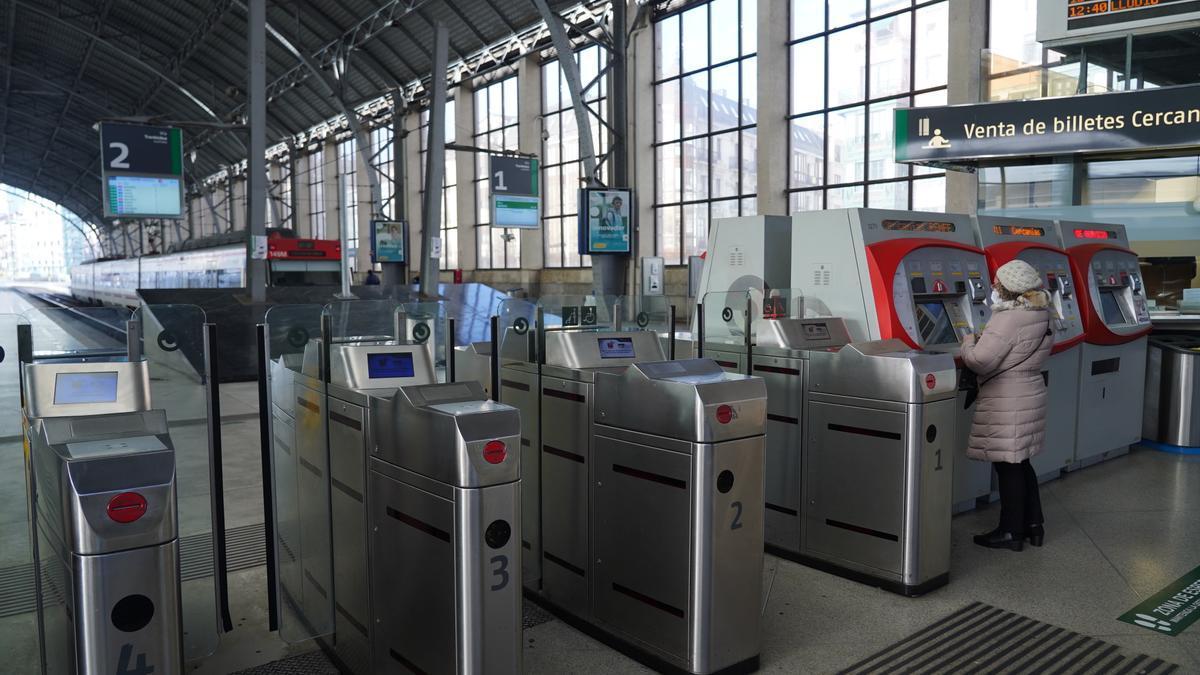 Una usuaria de Cercanías en la máquina de venta de títulos de viaje en la estación de Abando.