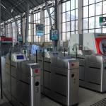 Una usuaria de Cercan&iacute;as en la m&aacute;quina de venta de t&iacute;tulos de viaje en la estaci&oacute;n de Abando.