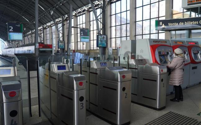 Una usuaria de Cercan&iacute;as en la m&aacute;quina de venta de t&iacute;tulos de viaje en la estaci&oacute;n de Abando.