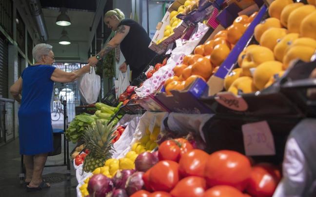 Un puesto de frutas y verduras de un mercado de abastos.