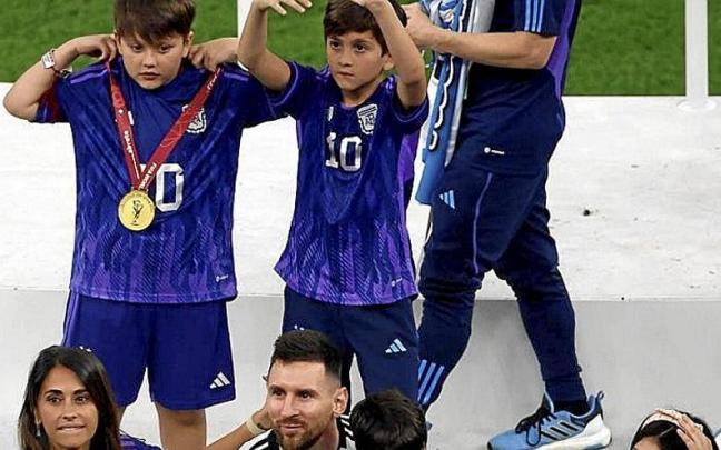 Messi, junto a su familia. | FOTO: EFE