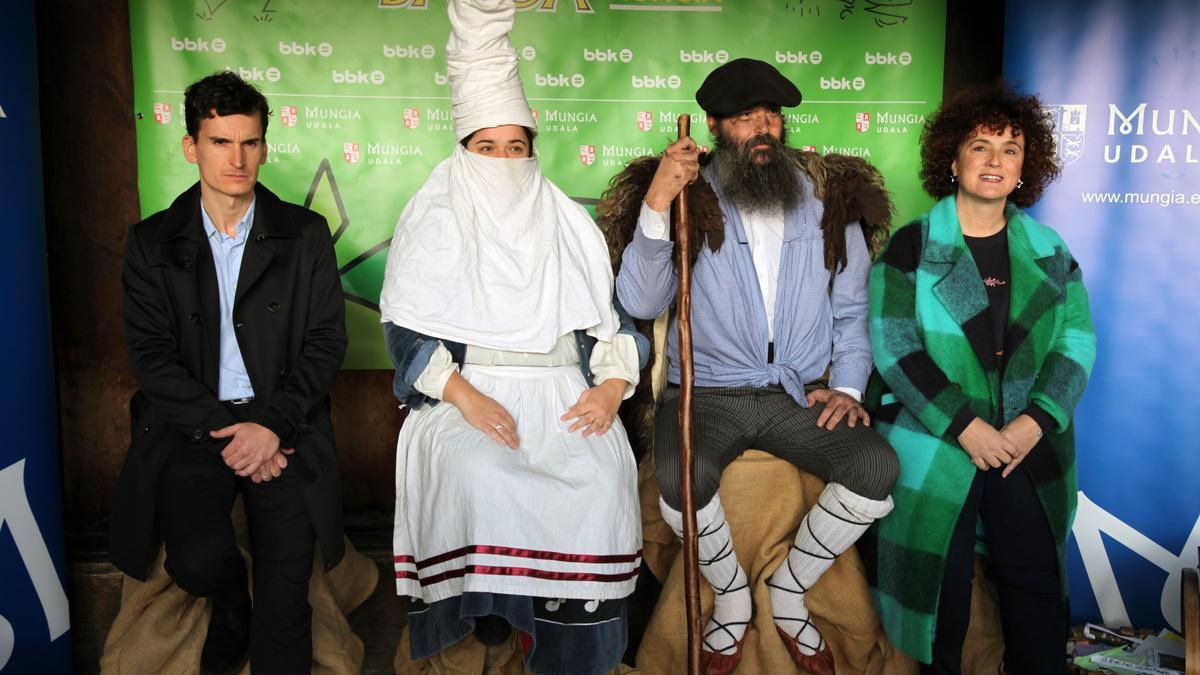 Koldo Bilbao y Alaitz Erkoreka junto a Mari Domingi y Olentzero