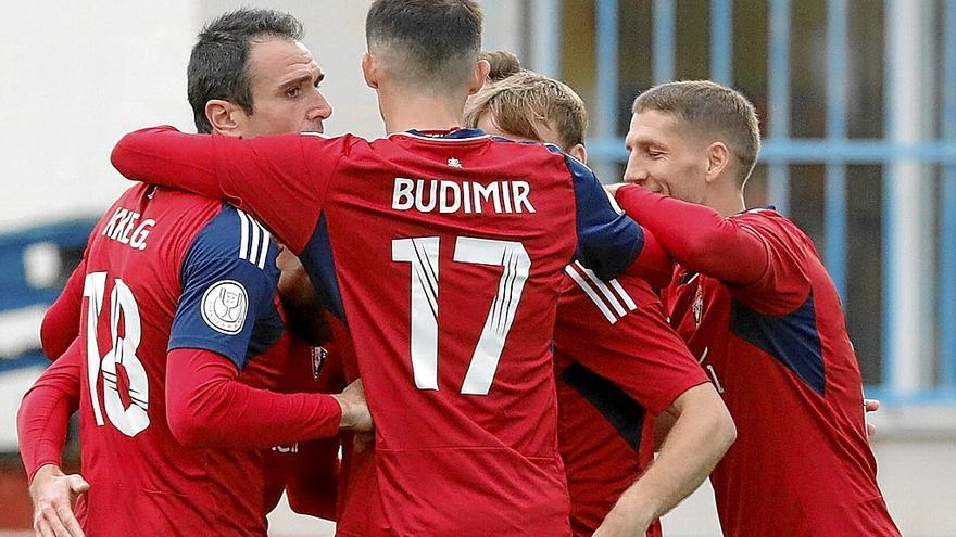 Kike García y Budimir celebran con sus compañeros uno de los cuatro goles que logró ayer Osasuna en el estadio San Miguel de la localidad zaragozana de Fuentes de Ebro.