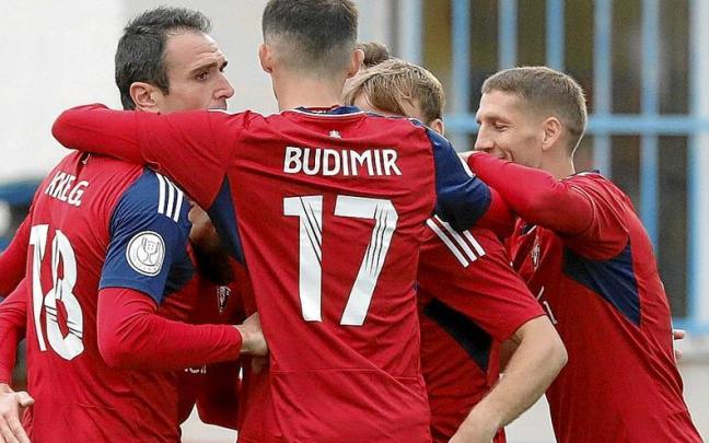 Kike García y Budimir celebran con sus compañeros uno de los cuatro goles que logró ayer Osasuna en el estadio San Miguel de la localidad zaragozana de Fuentes de Ebro.