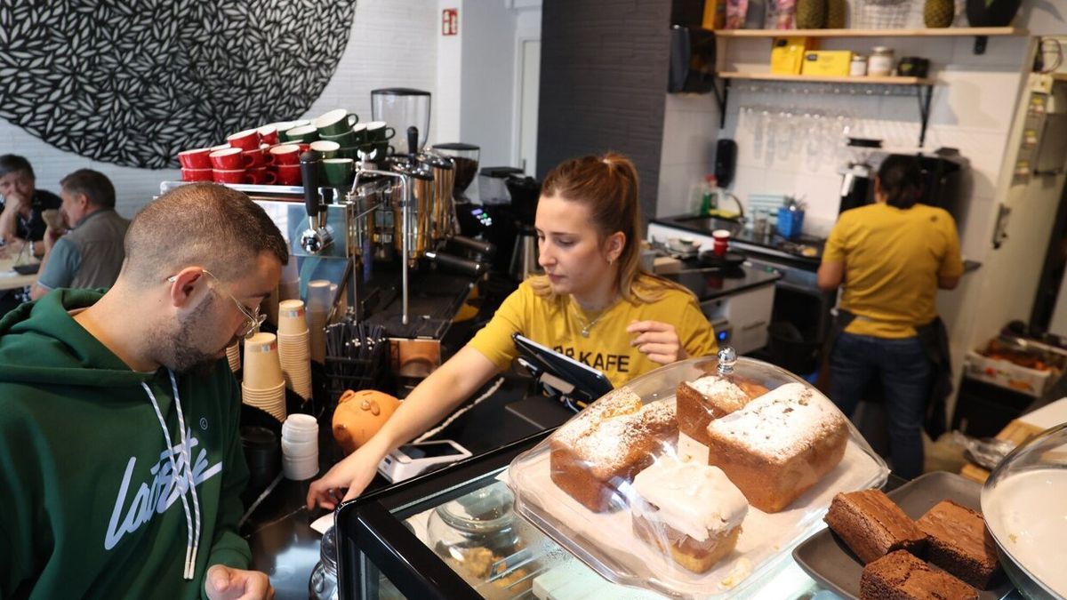 El interior del BBKafe, donde una de las trabajadoras cobra a un cliente