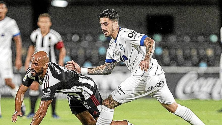 Miguel De la Fuente pugna por el balón con Mikel Rico durante un momento del partido disputado ayer en el Cartagonova.