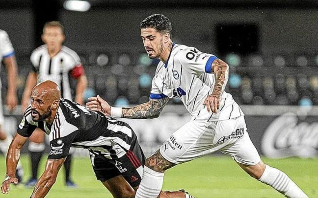 Miguel De la Fuente pugna por el balón con Mikel Rico durante un momento del partido disputado ayer en el Cartagonova. Miguel De la Fuente pugna por el balón con Mikel Rico durante un momento del partido disputado ayer en el Cartagonova.